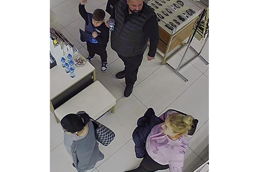 FOTO: Polícia pátra po zlodejke z Ružinova, z predajne zobrala značkové veci, foto 1