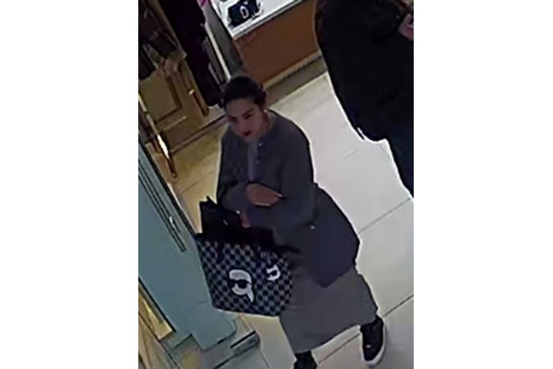 FOTO: Polícia pátra po zlodejke z Ružinova, z predajne zobrala značkové veci, foto 2