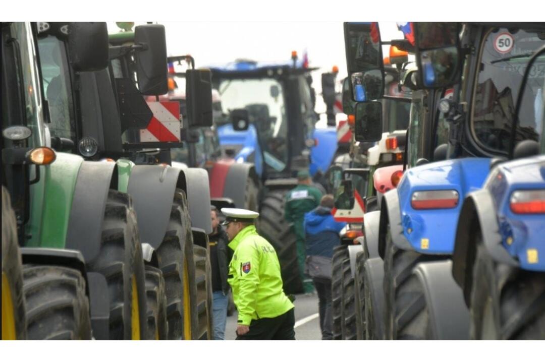 FOTO: Bratislavská polícia dohliadala na protestnú jazdy poľnohospodárov po meste, foto 2