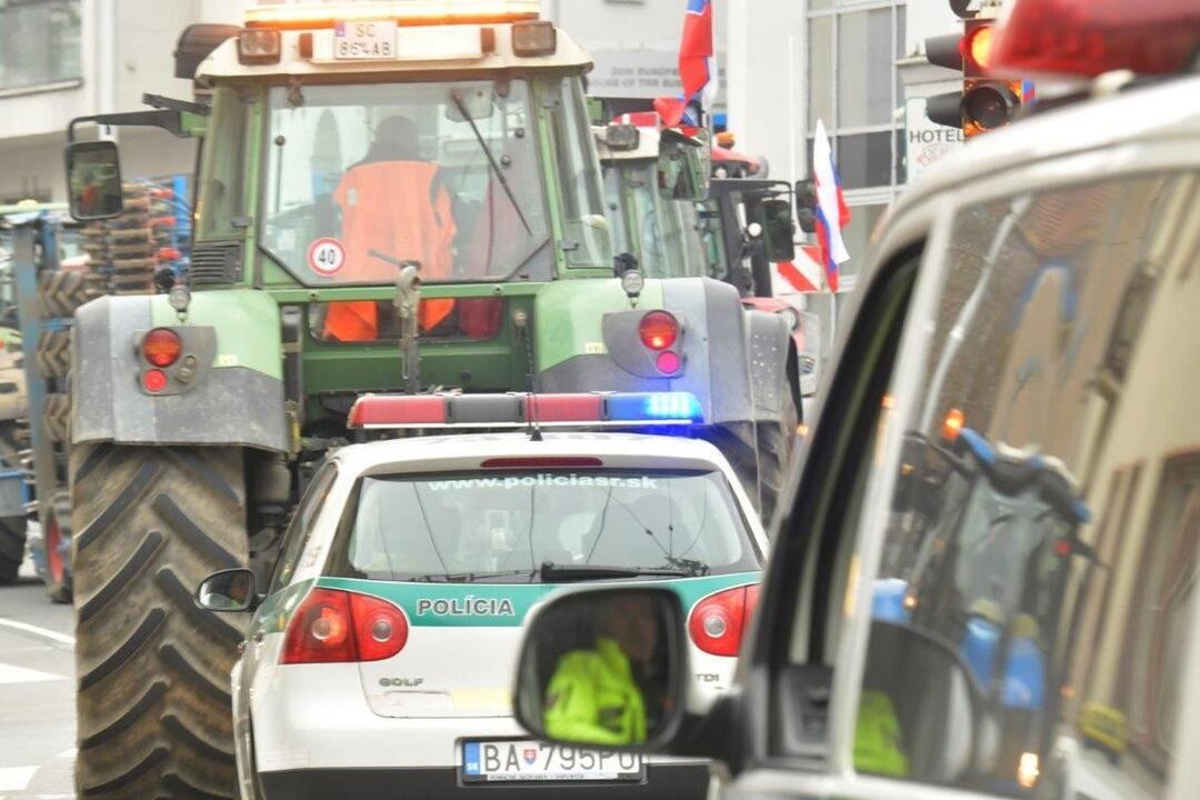 FOTO: Bratislavská polícia dohliadala na protestnú jazdy poľnohospodárov po meste, foto 5