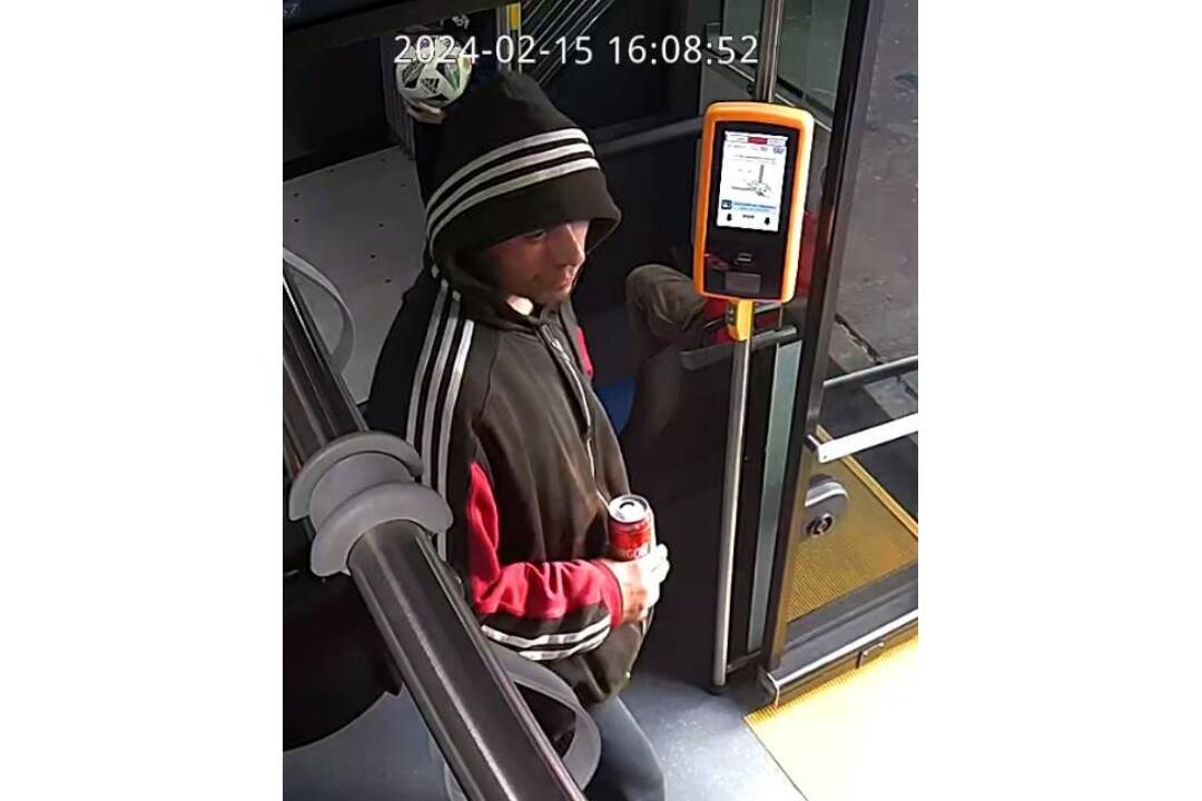 FOTO: Polícia hľadá zlodeja, ktorý v Podunajských Biskupiciach okradol dieťa, foto 1