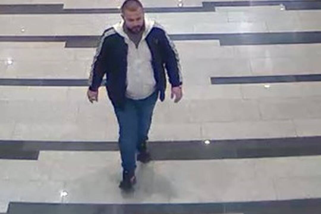 FOTO: Polícia hľadá zlodeja, ktorý z predajne v Ružinove ukradol telefóny, foto 1