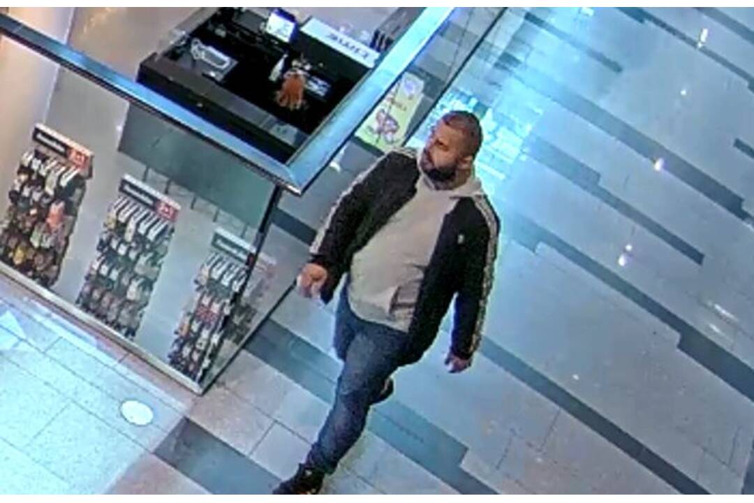 FOTO: Polícia hľadá zlodeja, ktorý z predajne v Ružinove ukradol telefóny, foto 4