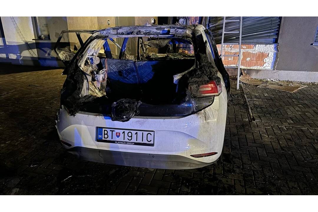 FOTO: Horiace elektrické auto v Miloslavove, foto 1