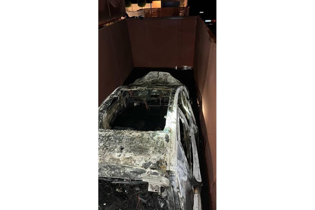 FOTO: Horiace elektrické auto v Miloslavove, foto 5