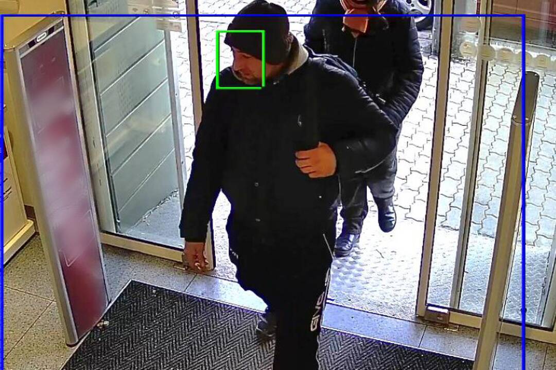 FOTO: Poznáte tieto osoby? Sú podozrivé z krádeže kreditnej karty v Bratislave, foto 1
