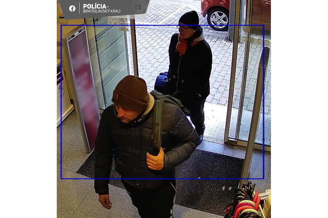 FOTO: Poznáte tieto osoby? Sú podozrivé z krádeže kreditnej karty v Bratislave, foto 2