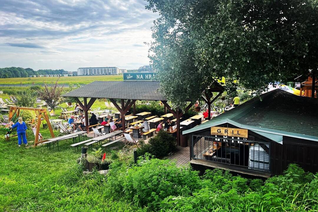 FOTO: Neznámy páchateľ podpálil Bufet na hrádzi II v Pteržalke, foto 1