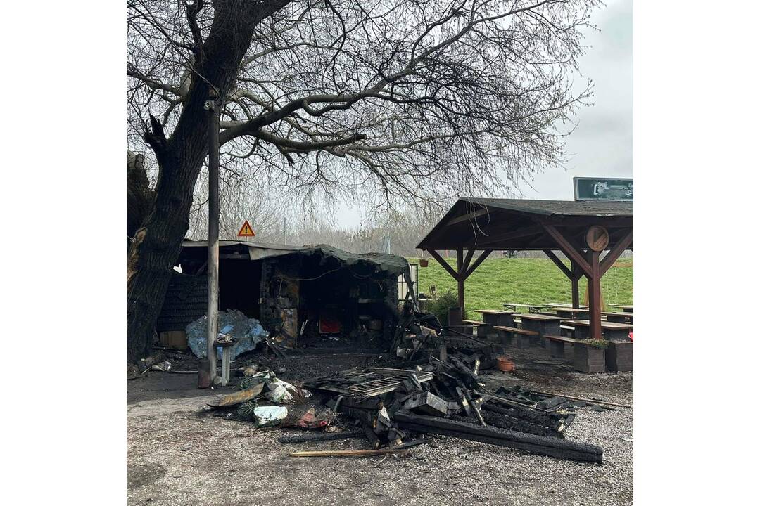 FOTO: Neznámy páchateľ podpálil Bufet na hrádzi II v Pteržalke, foto 2