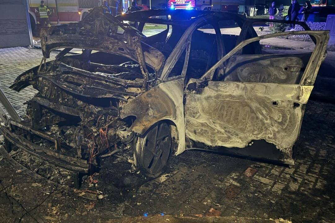 FOTO: Auto v Miloslavove mal podpáliť neznámy páchateľ, foto 1