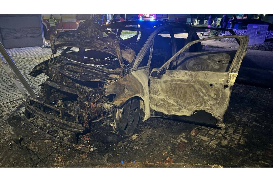 FOTO: Auto v Miloslavove mal podpáliť neznámy páchateľ, foto 2