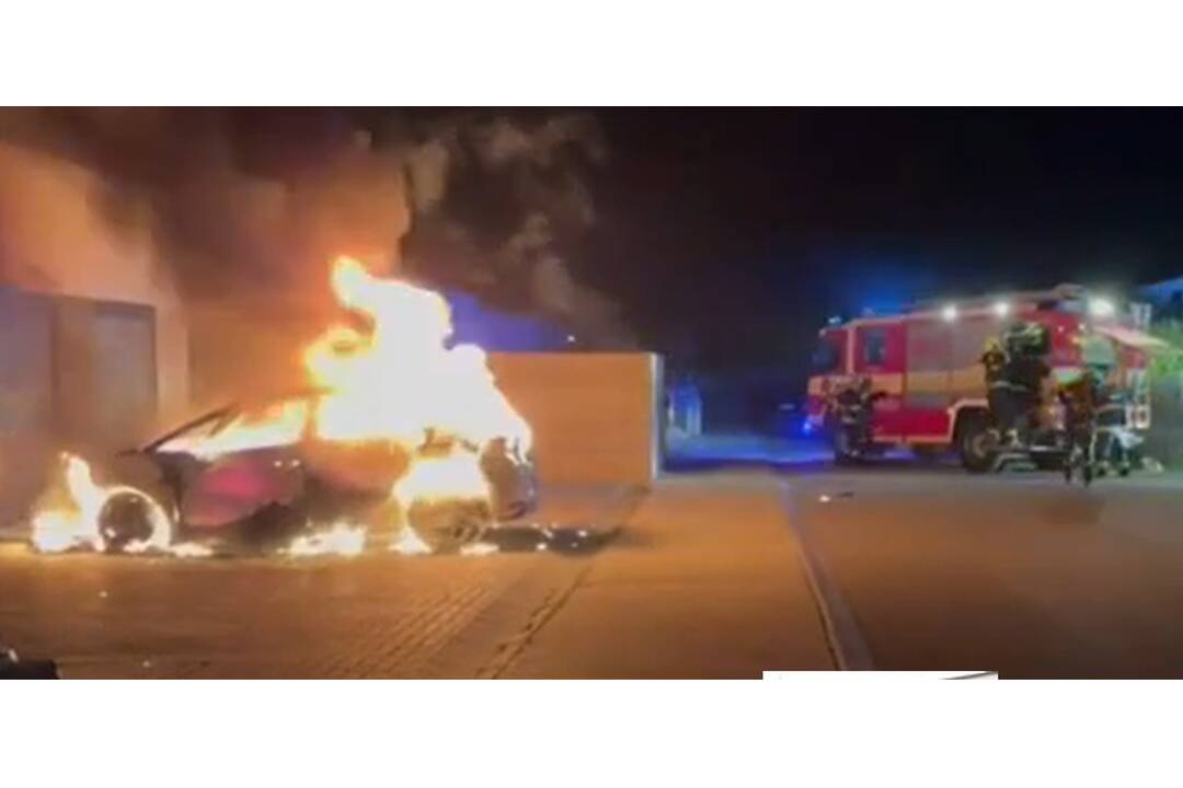 FOTO: Auto v Miloslavove mal podpáliť neznámy páchateľ, foto 3