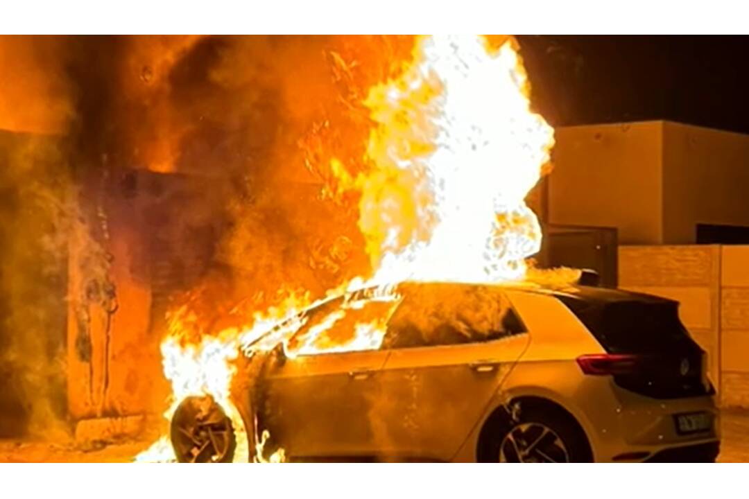 FOTO: Auto v Miloslavove mal podpáliť neznámy páchateľ, foto 4