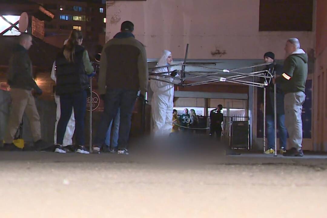 FOTO: Syn mal v vyte v Petržalke dobodať svoju matku a následne si siahnuť na svoj život, foto 2