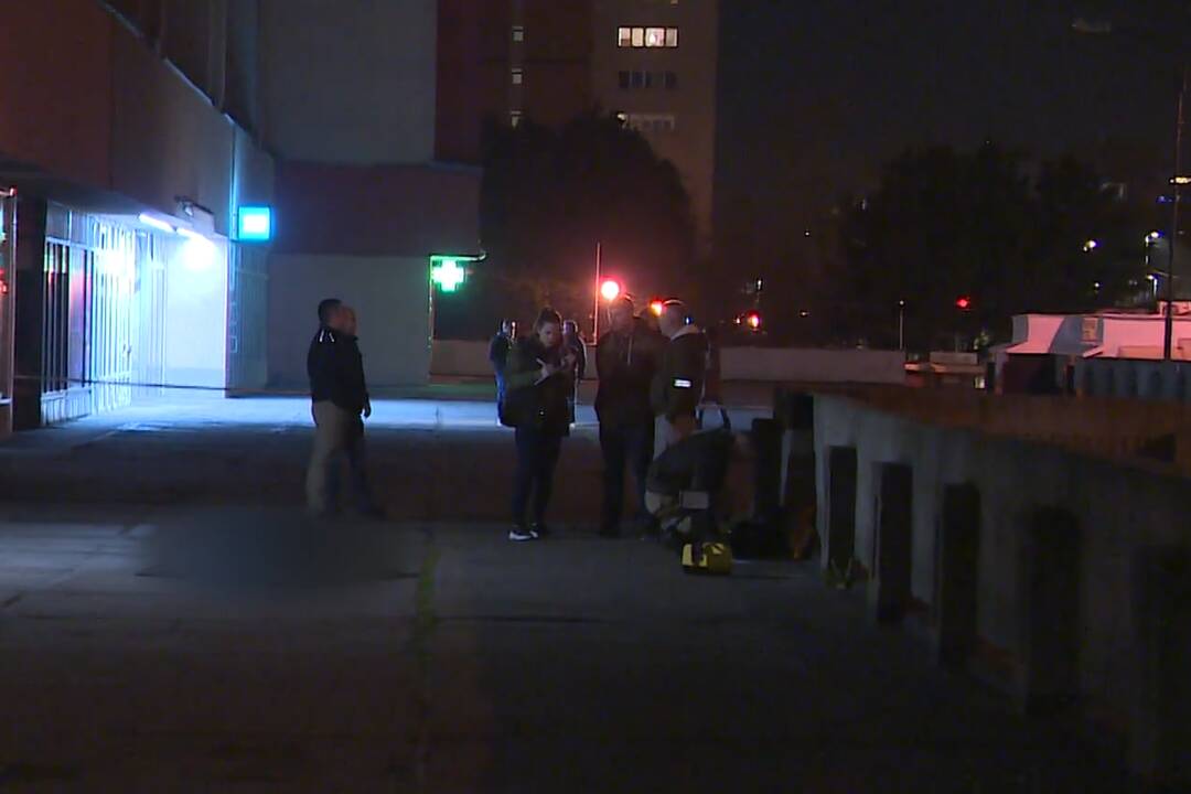 FOTO: Syn mal v vyte v Petržalke dobodať svoju matku a následne si siahnuť na svoj život, foto 3