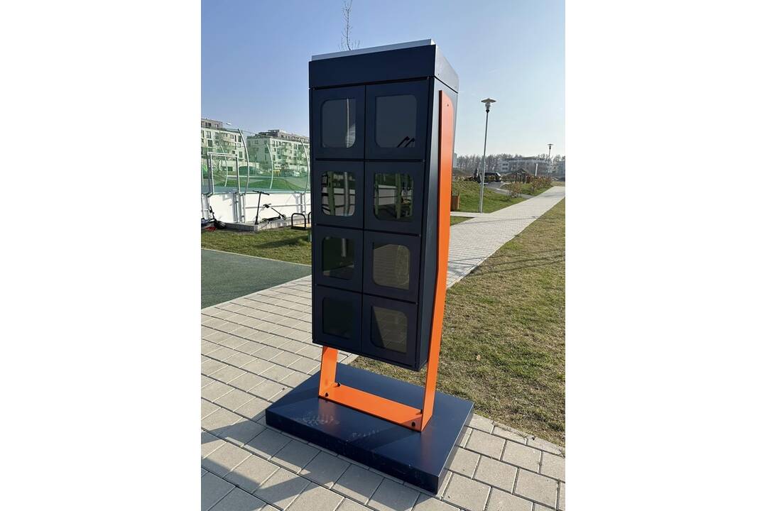 FOTO: V Záhorskej Bystrici v športovom areáli pribudla nová info tabuľa a automat so športovým náčiním, foto 1