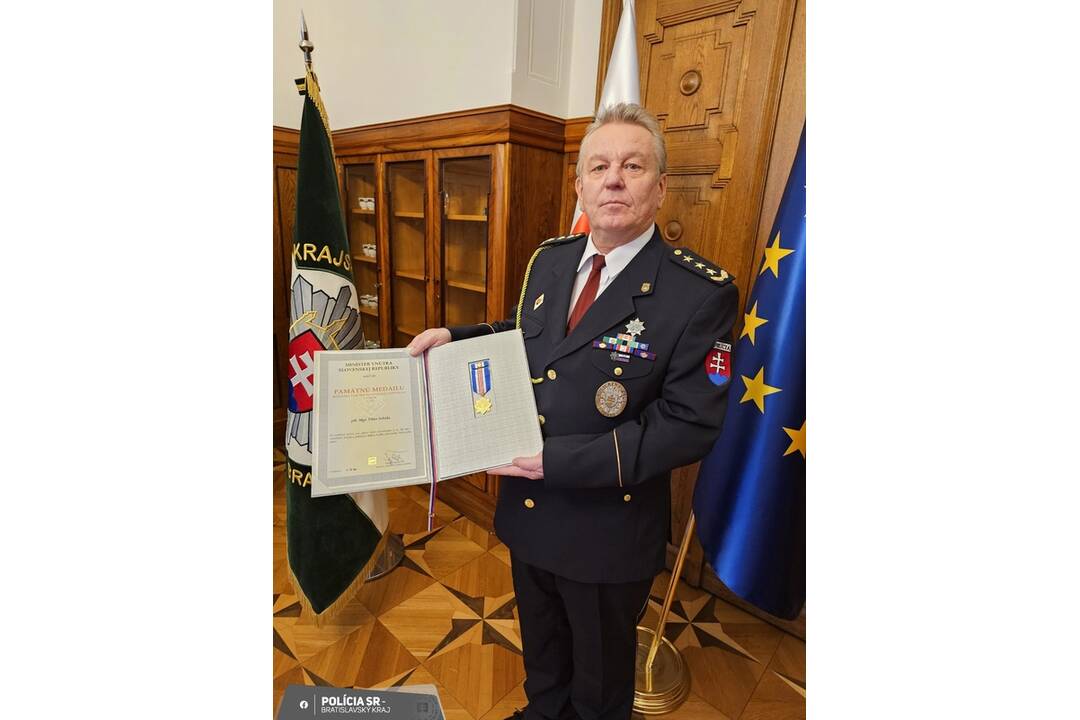 FOTO: Slávnostné ocenenie plukovníka Sekulu za jeho 40-ročnú službu, foto 3