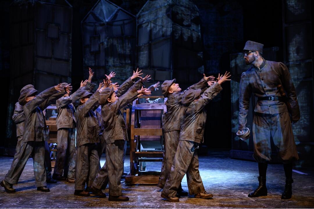 FOTO: Predstavenie Oliver! v divadle Nová scéna, foto 14