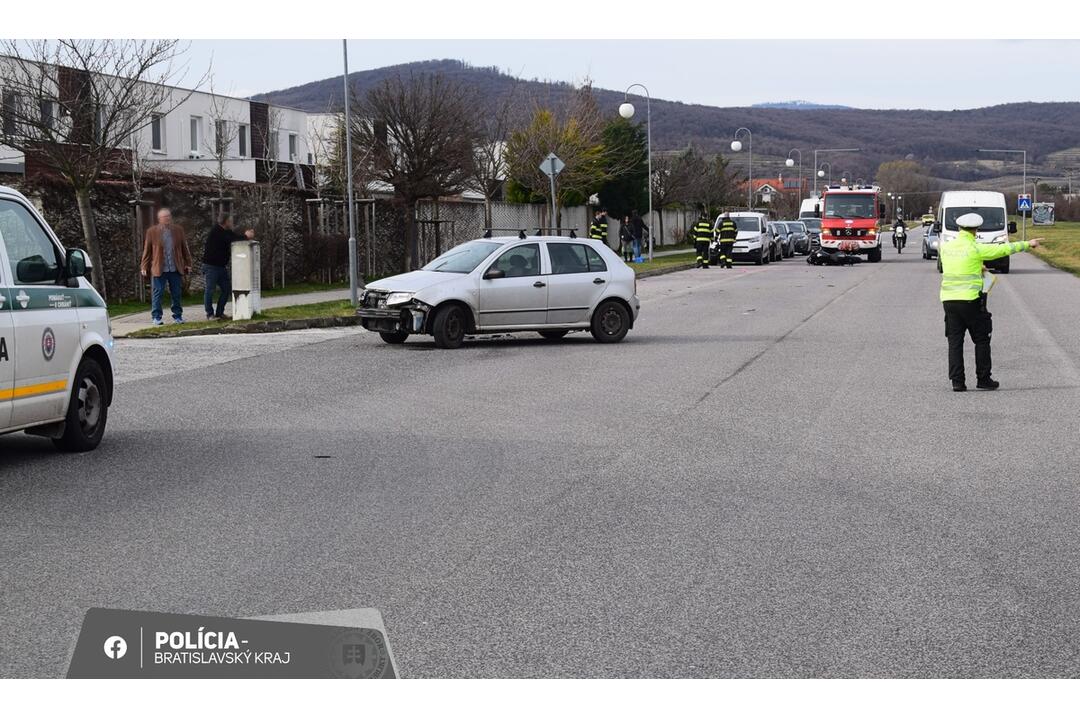 FOTO: Policajti v Pezinku hľadajú svedkov dopravnej nehody, foto 1