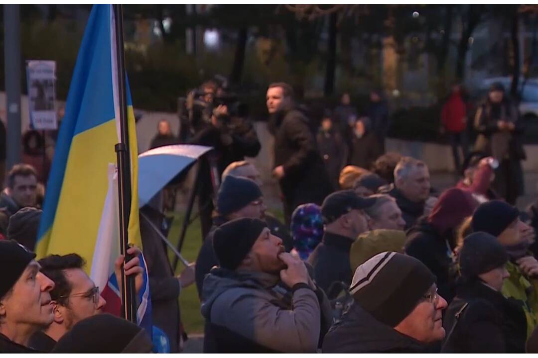 FOTO: V Bratislave sa konal protest proti kolaborácii s Ruskom, prišlo tisíc ľudí, foto 9