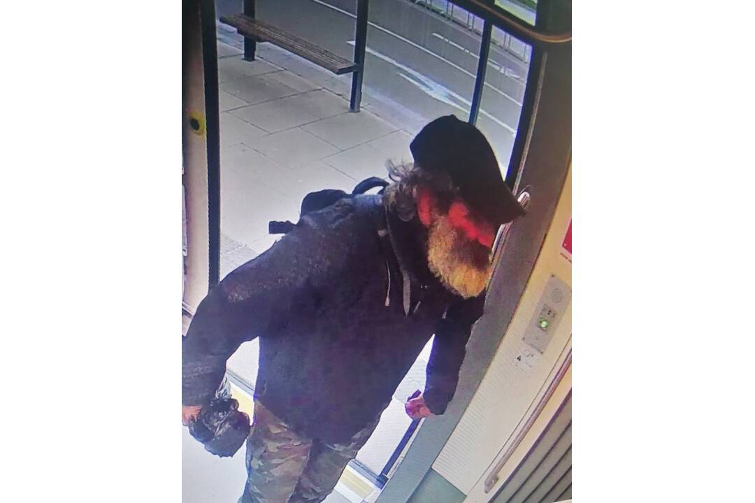 FOTO: Poznáte muža na fotkách? Na MHD zastávke mal obťažovať maloleté dievča, foto 1