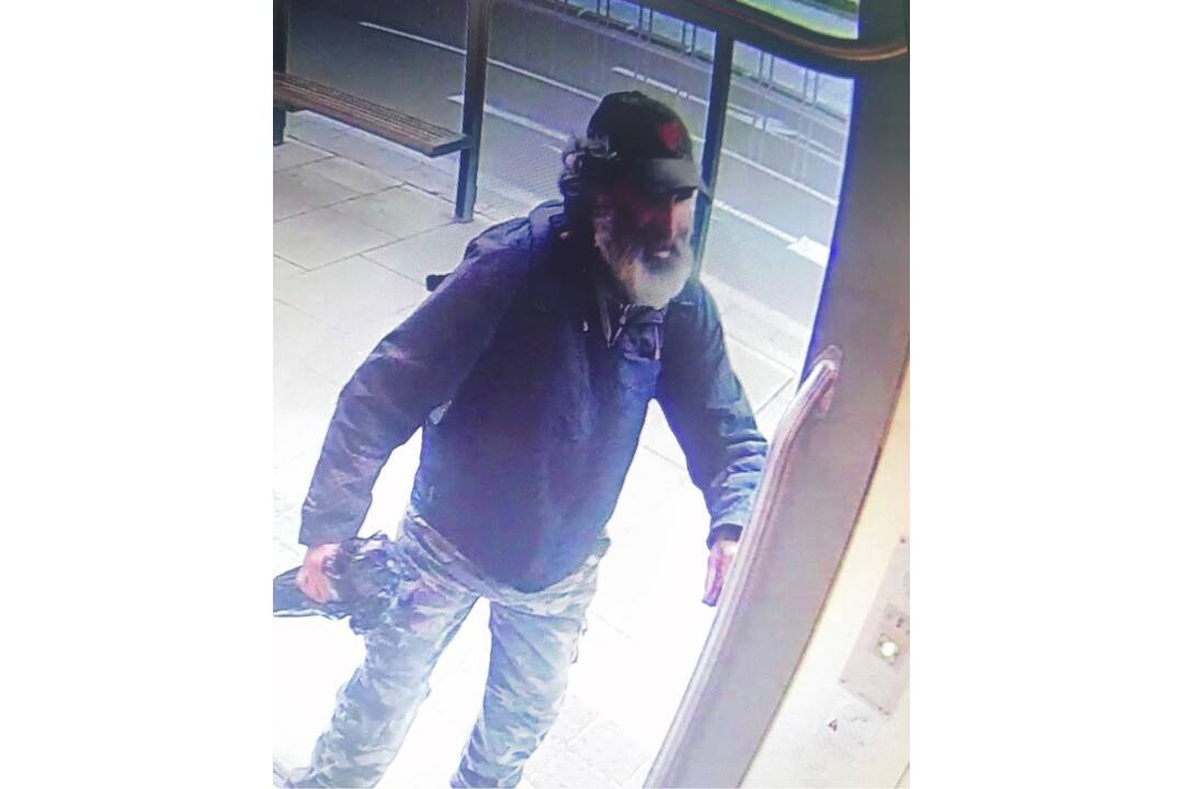 FOTO: Poznáte muža na fotkách? Na MHD zastávke mal obťažovať maloleté dievča, foto 2