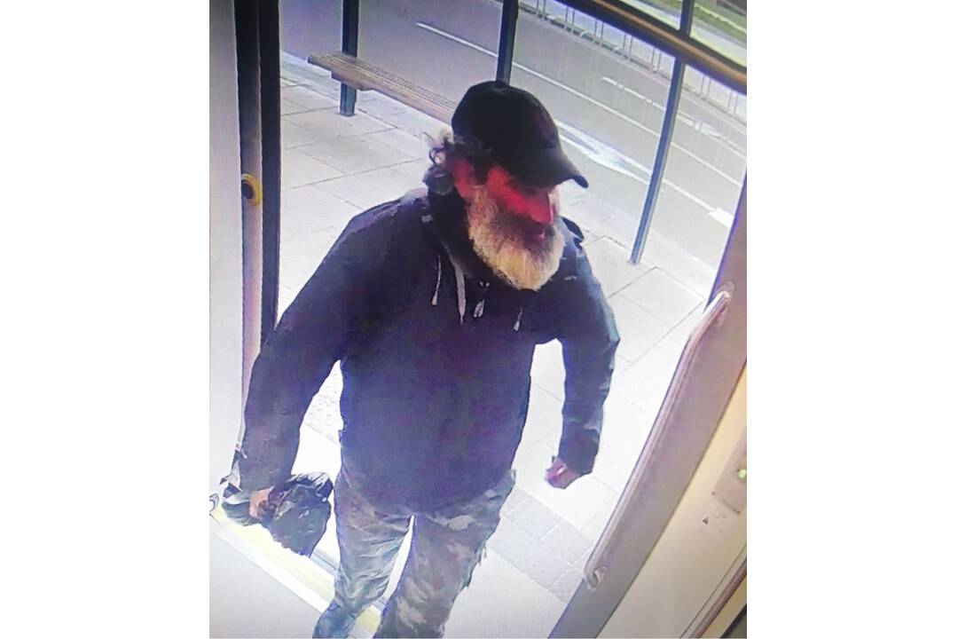 FOTO: Poznáte muža na fotkách? Na MHD zastávke mal obťažovať maloleté dievča, foto 3