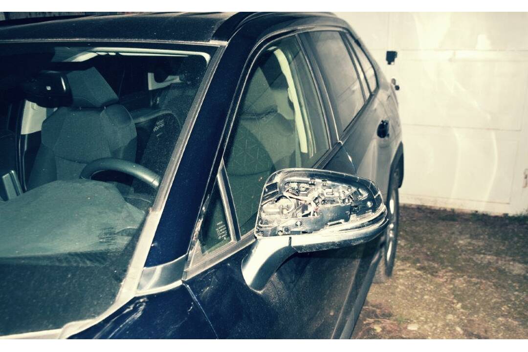 FOTO: Opitý Moldavčan zničil niekoľko áut zaparkovaných v Starom Meste, foto 1