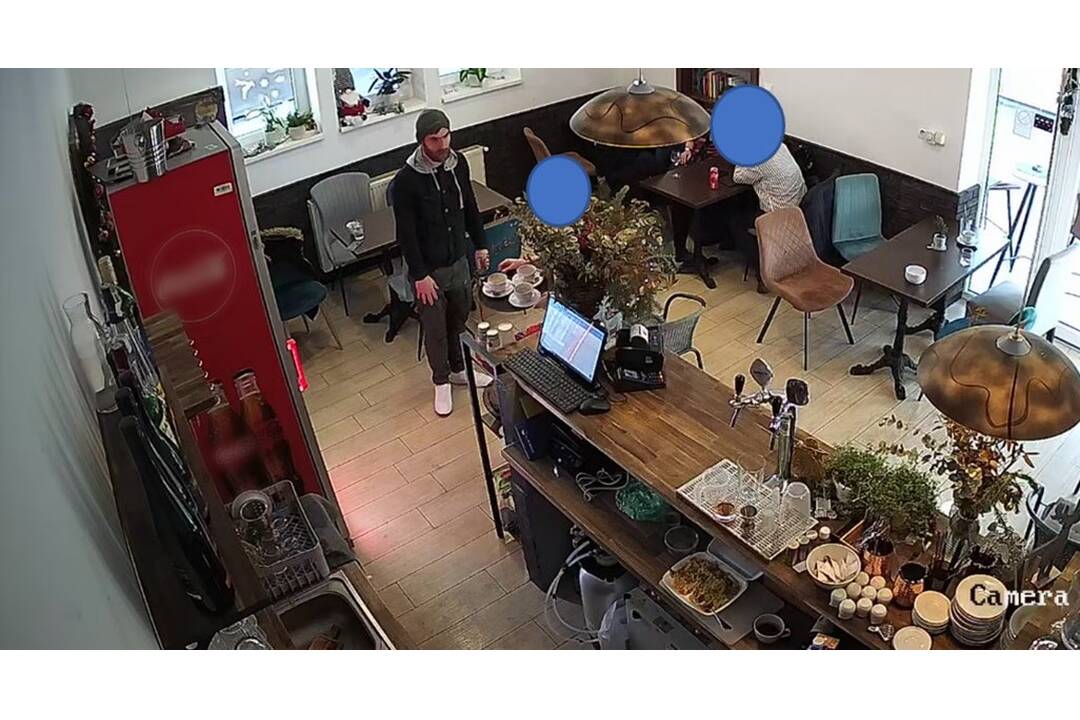 FOTO: Muž ukradol z kaviarne v Ružinove peňaženku s tržbou, foto 4