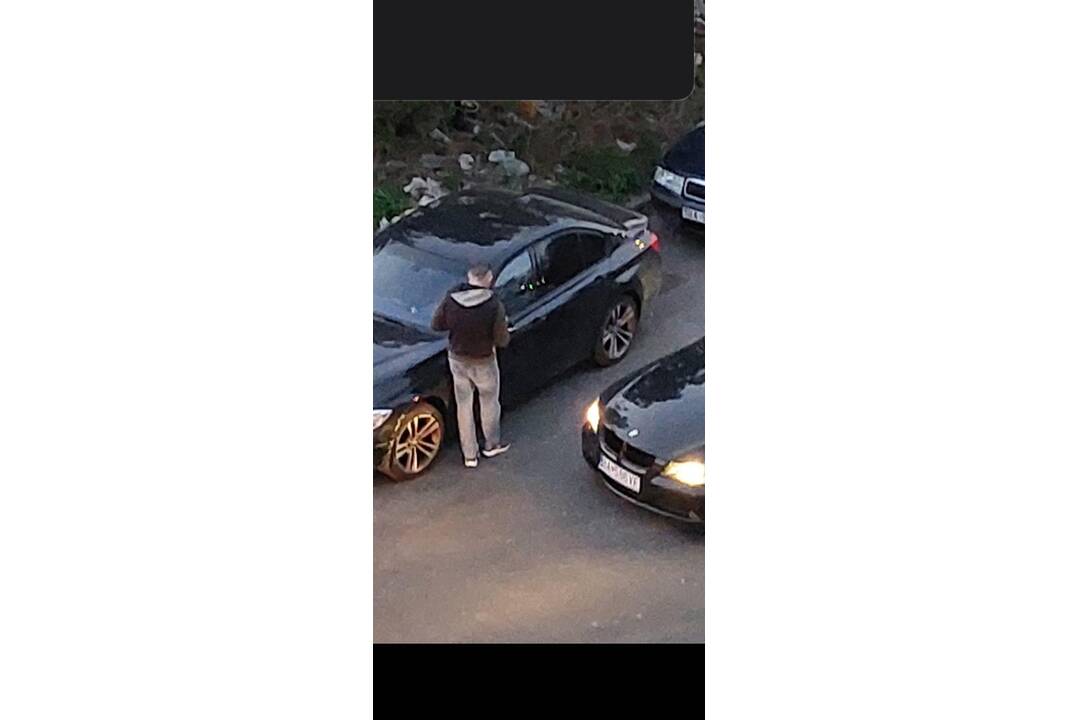 FOTO: Neznámy páchateľ nabúral do auta na Mierovej ulici odišiel. Spoznávate ho?, foto 2