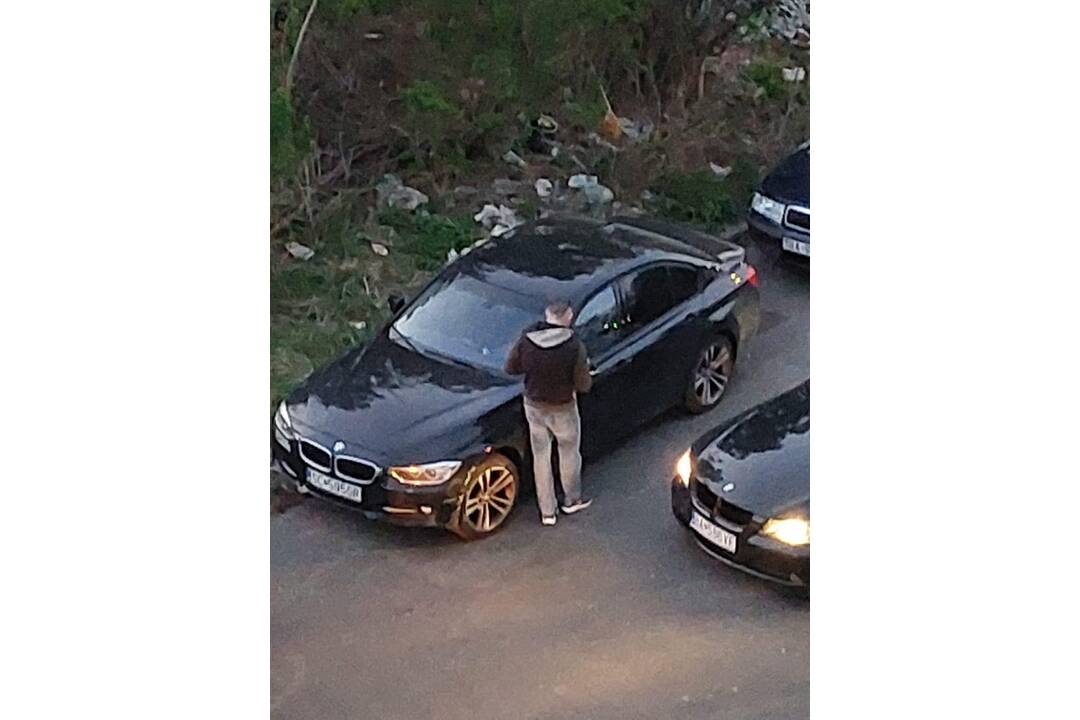 FOTO: Neznámy páchateľ nabúral do auta na Mierovej ulici odišiel. Spoznávate ho?, foto 4