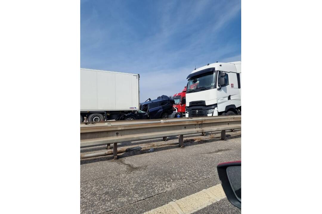 FOTO: Na D1 smerom do Malaciek sa zrazili dve osobné autá s dvomi nákladnými, foto 1