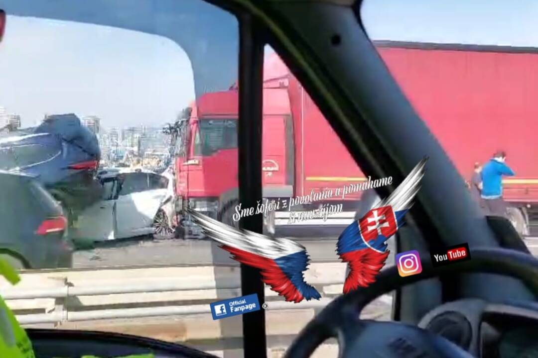 FOTO: Na D1 smerom do Malaciek sa zrazili dve osobné autá s dvomi nákladnými, foto 2