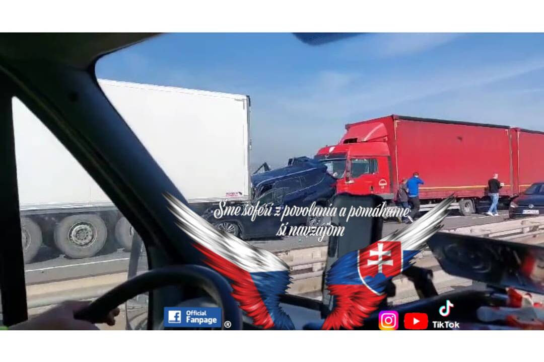 FOTO: Na D1 smerom do Malaciek sa zrazili dve osobné autá s dvomi nákladnými, foto 3