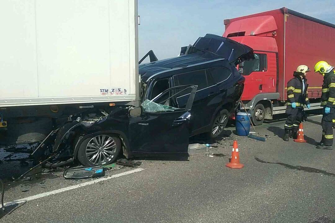 FOTO: Na D1 smerom do Malaciek sa zrazili dve osobné autá s dvomi nákladnými, foto 4