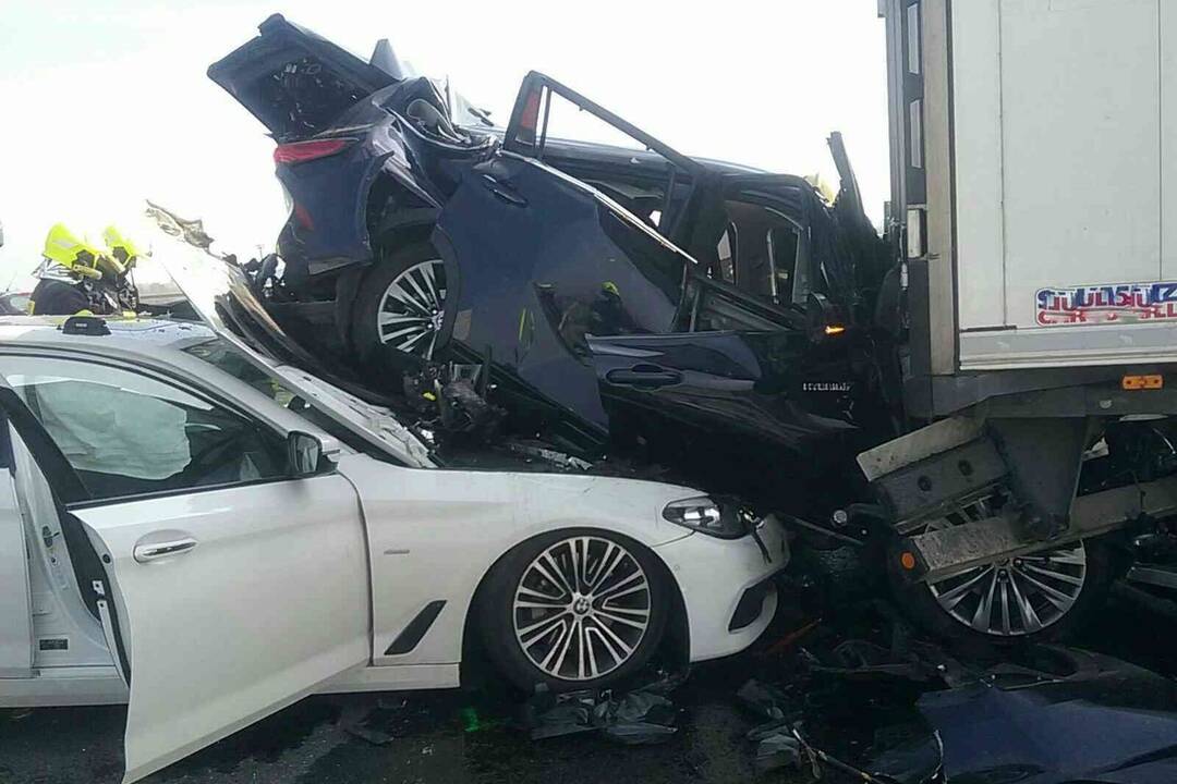 FOTO: Na D1 smerom do Malaciek sa zrazili dve osobné autá s dvomi nákladnými, foto 5