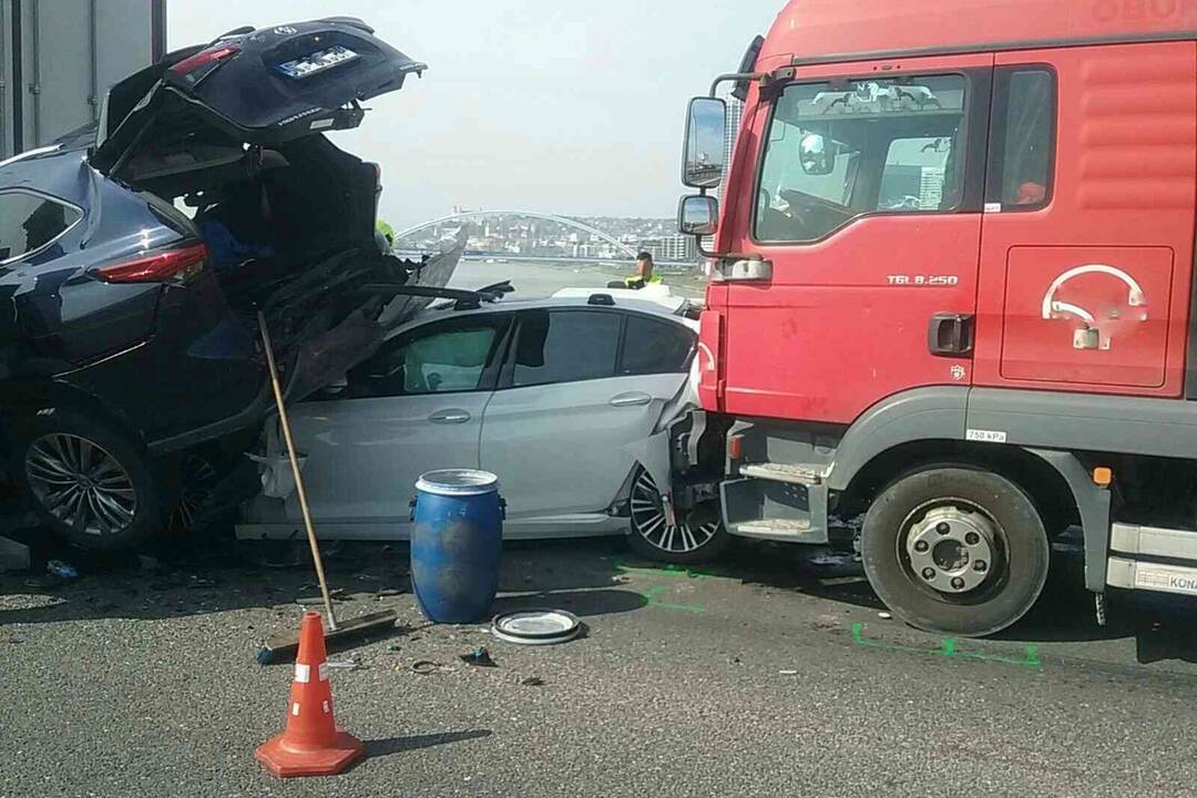 FOTO: Na D1 smerom do Malaciek sa zrazili dve osobné autá s dvomi nákladnými, foto 6