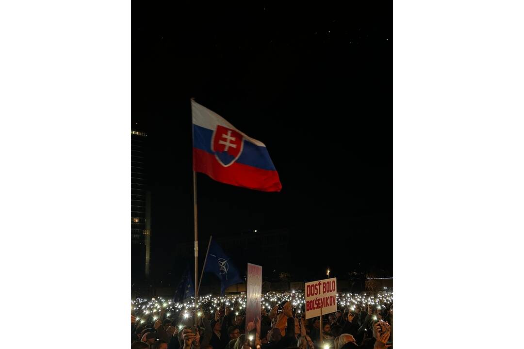 FOTO: Na protivládny protest v Bratislave prišlo približne 15-tisíc ľudí. , foto 1