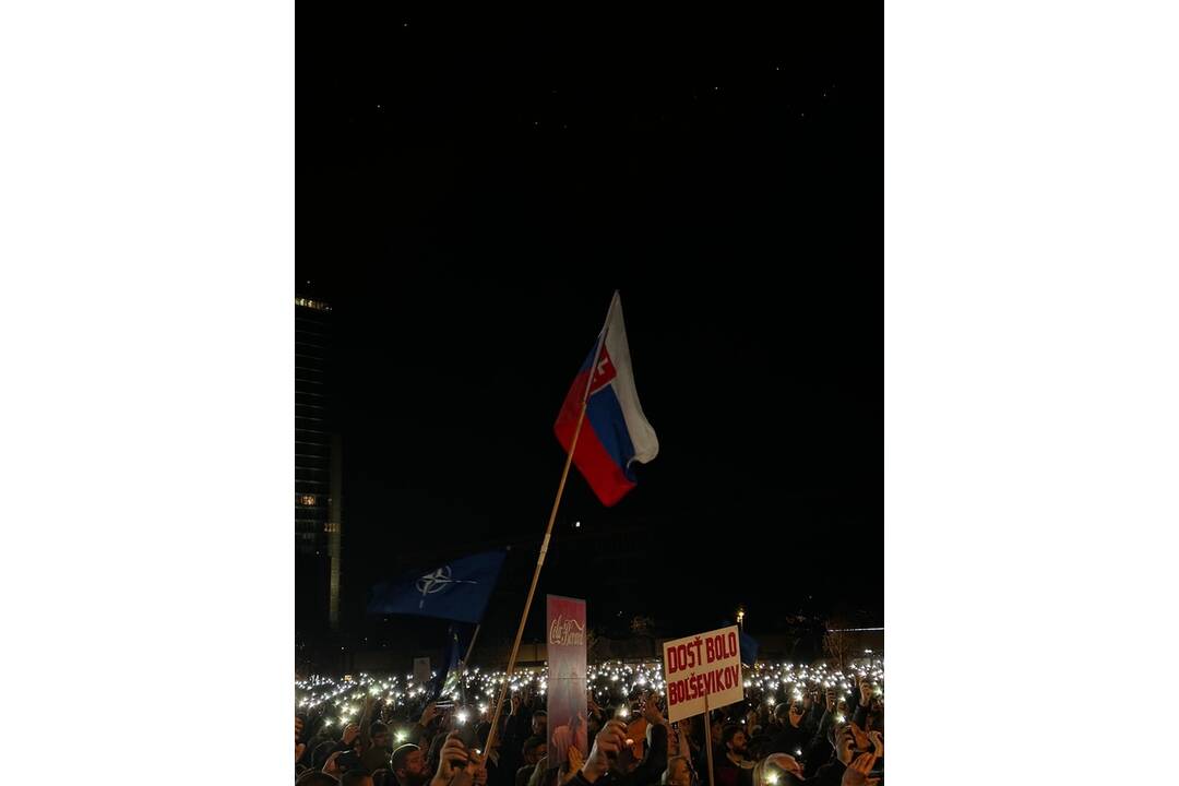 FOTO: Na protivládny protest v Bratislave prišlo približne 15-tisíc ľudí. , foto 2