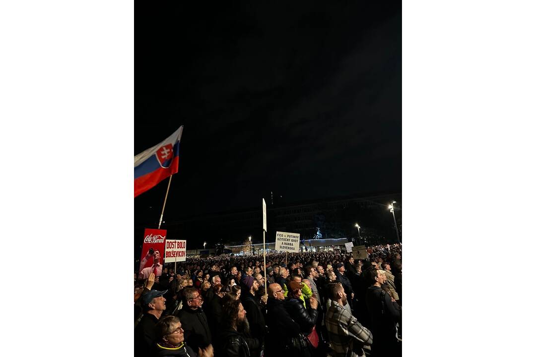 FOTO: Na protivládny protest v Bratislave prišlo približne 15-tisíc ľudí. , foto 3
