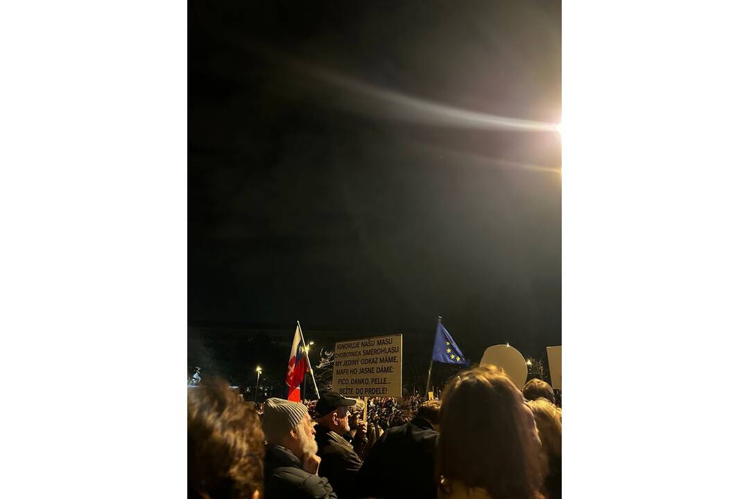 FOTO: Na protivládny protest v Bratislave prišlo približne 15-tisíc ľudí. , foto 4