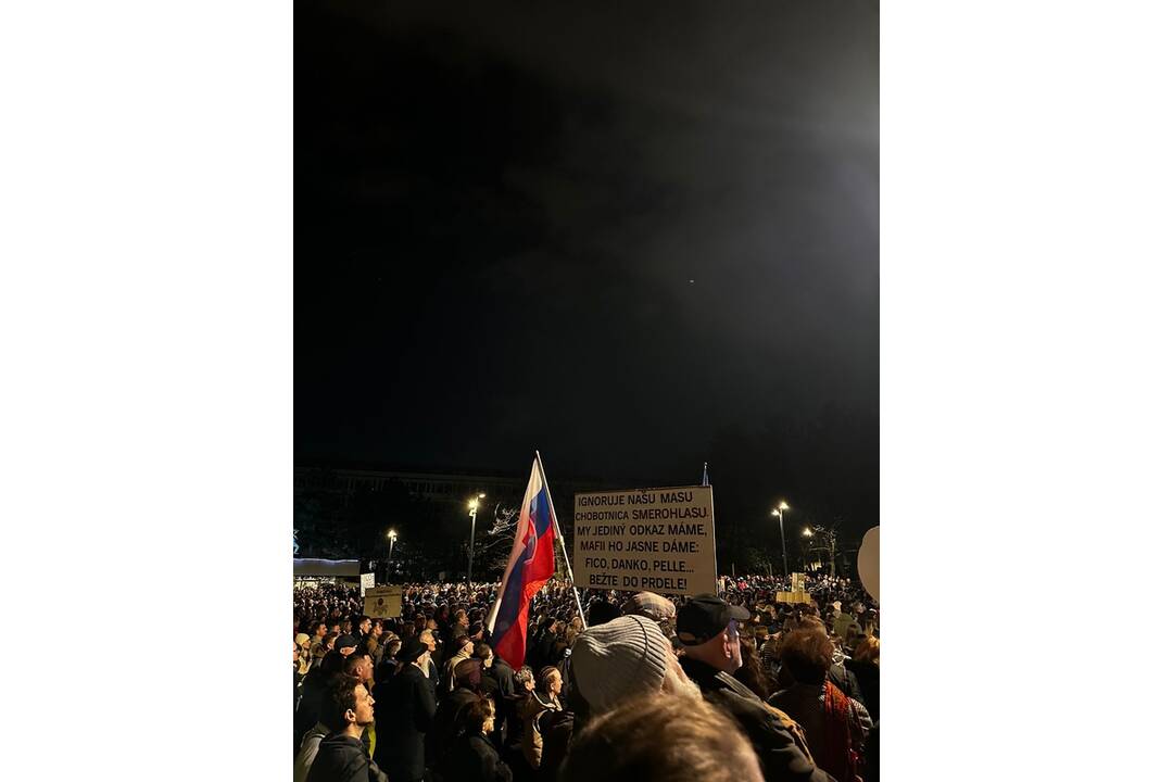 FOTO: Na protivládny protest v Bratislave prišlo približne 15-tisíc ľudí. , foto 9