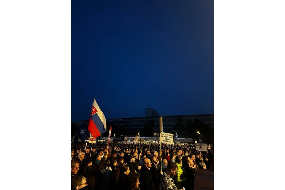 FOTO: Na protivládny protest v Bratislave prišlo približne 15-tisíc ľudí. , foto 11