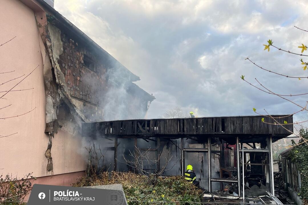 FOTO: V Pezinku horela dielňa a rodinný dom, foto 1