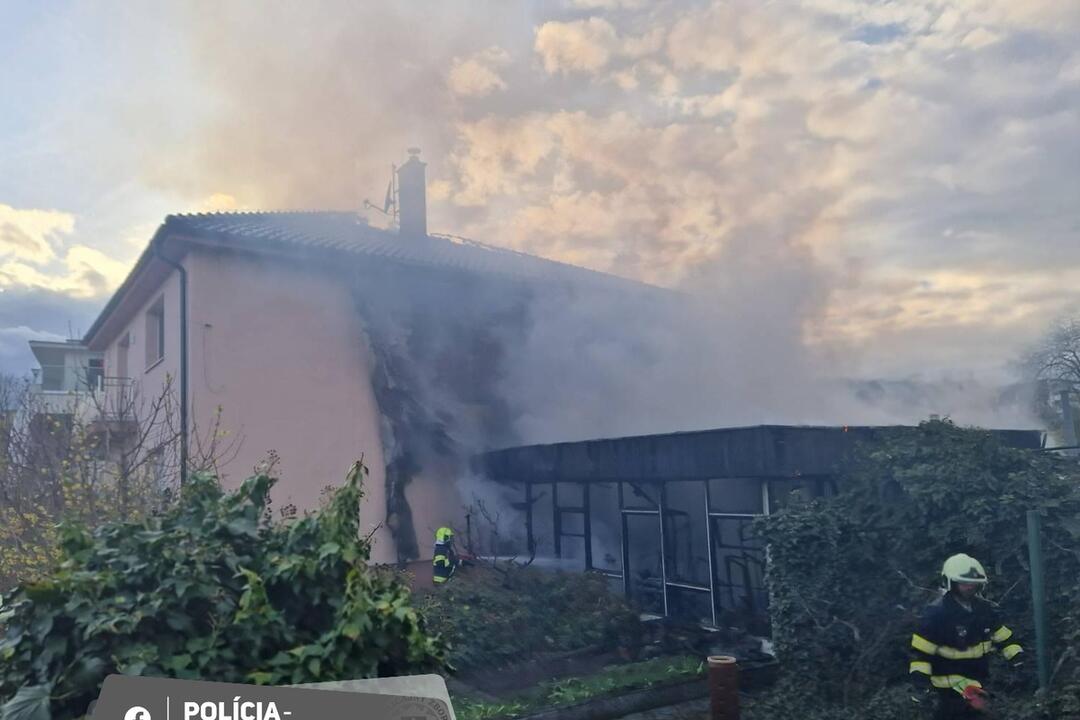 FOTO: V Pezinku horela dielňa a rodinný dom, foto 2