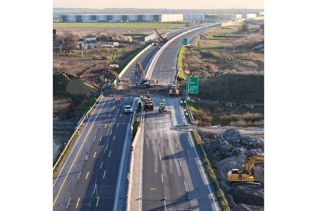 FOTO: Most nad diaľnicou D1 spájajúci Ivanku pri Dunaji s Chorvátskym Grobom zbúrali, foto 1