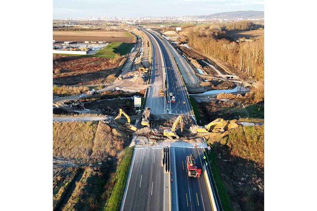 FOTO: Most nad diaľnicou D1 spájajúci Ivanku pri Dunaji s Chorvátskym Grobom zbúrali, foto 2