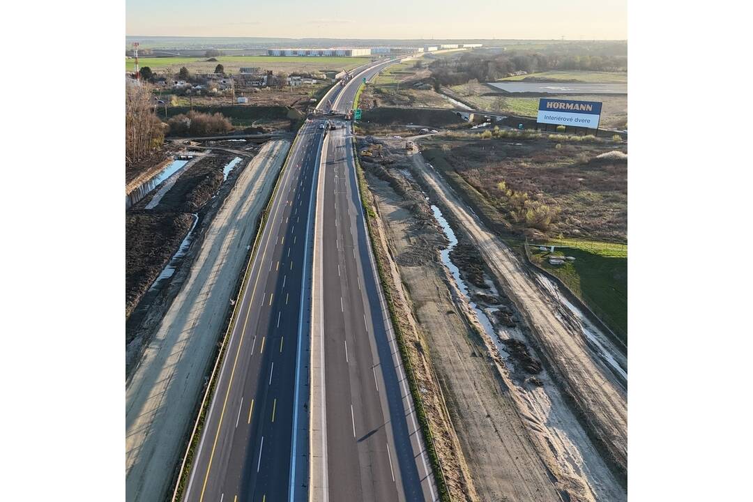 FOTO: Most nad diaľnicou D1 spájajúci Ivanku pri Dunaji s Chorvátskym Grobom zbúrali, foto 4