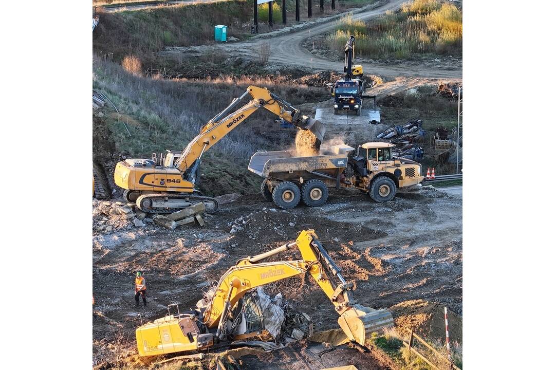 FOTO: Most nad diaľnicou D1 spájajúci Ivanku pri Dunaji s Chorvátskym Grobom zbúrali, foto 5