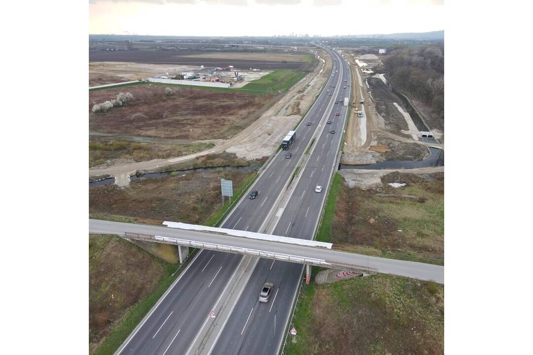 FOTO: Most nad diaľnicou D1 spájajúci Ivanku pri Dunaji s Chorvátskym Grobom zbúrali, foto 6